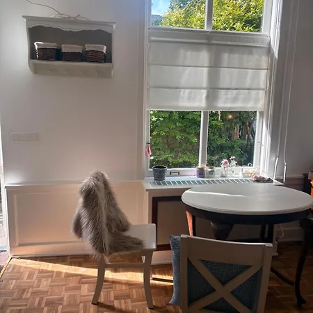 Quiet Renovated House In Center דירה האג