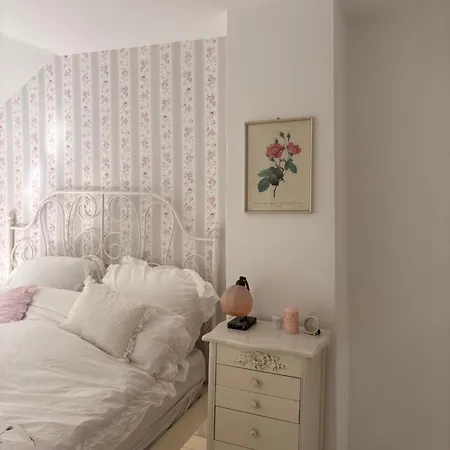 Quiet Renovated House In Center דירה