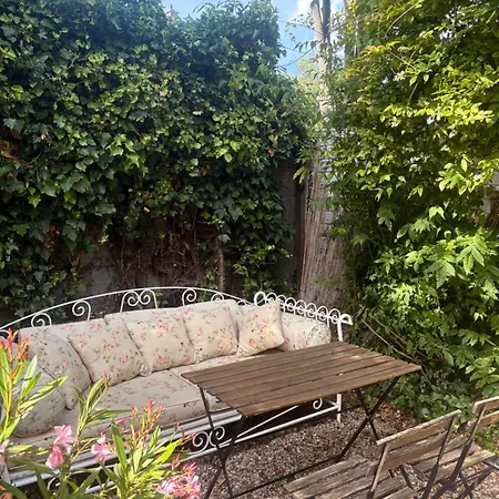 Quiet Renovated House In Center דירה