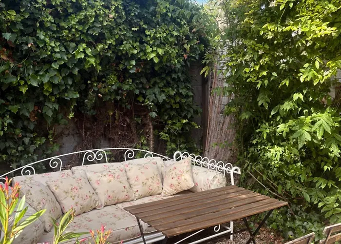 Quiet Renovated House In Center Apartamento